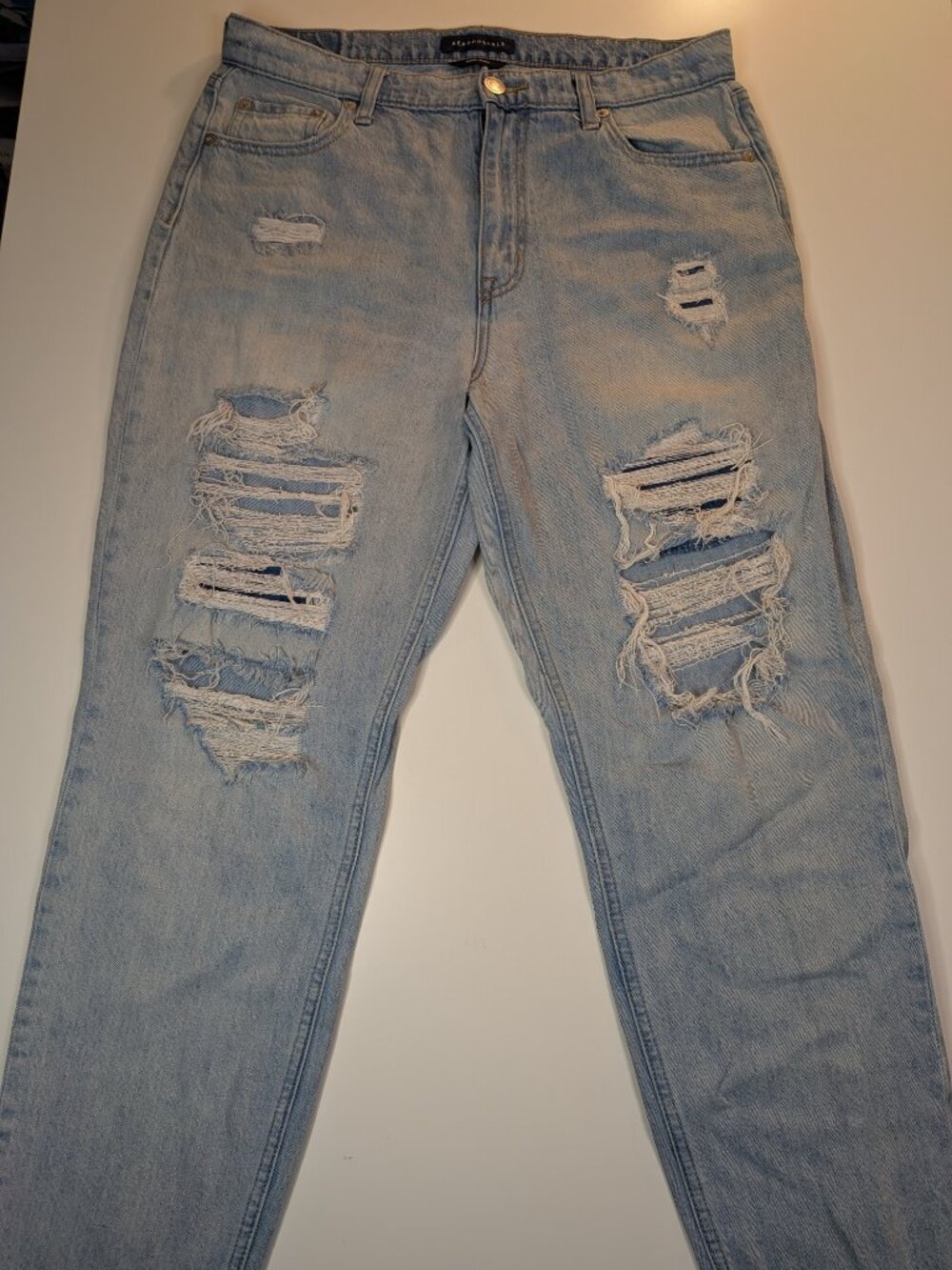 Aeropostale Women’s Size 12 Mom Jeans Light Wash Distressed Ripped Raw Hem